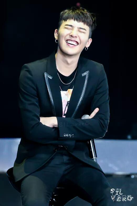 权志龙笑的图片,瞬间融化粉丝心